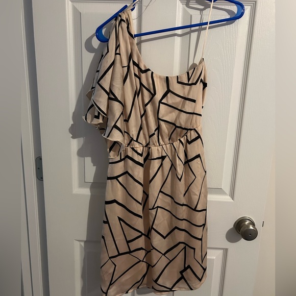 One-shoulder flutter sleeve geometric dress - Picture 2 of 6